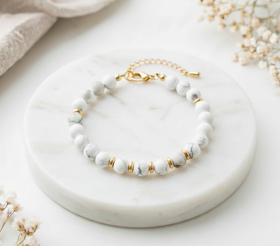 Pulseira Eira dourada Howlite branca A